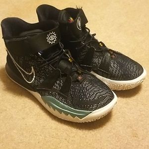 Kyrie 7 sneakers